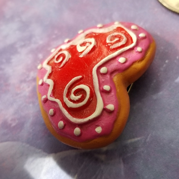 relisted -Sugar cookie heart brooch plastic pin - Picture 2 of 5